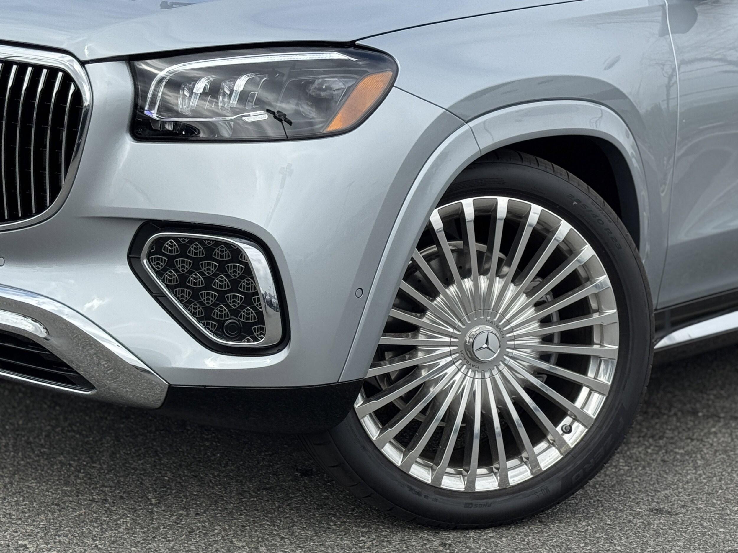 2025 Mercedes Benz GLS Maybach 600 photo 4