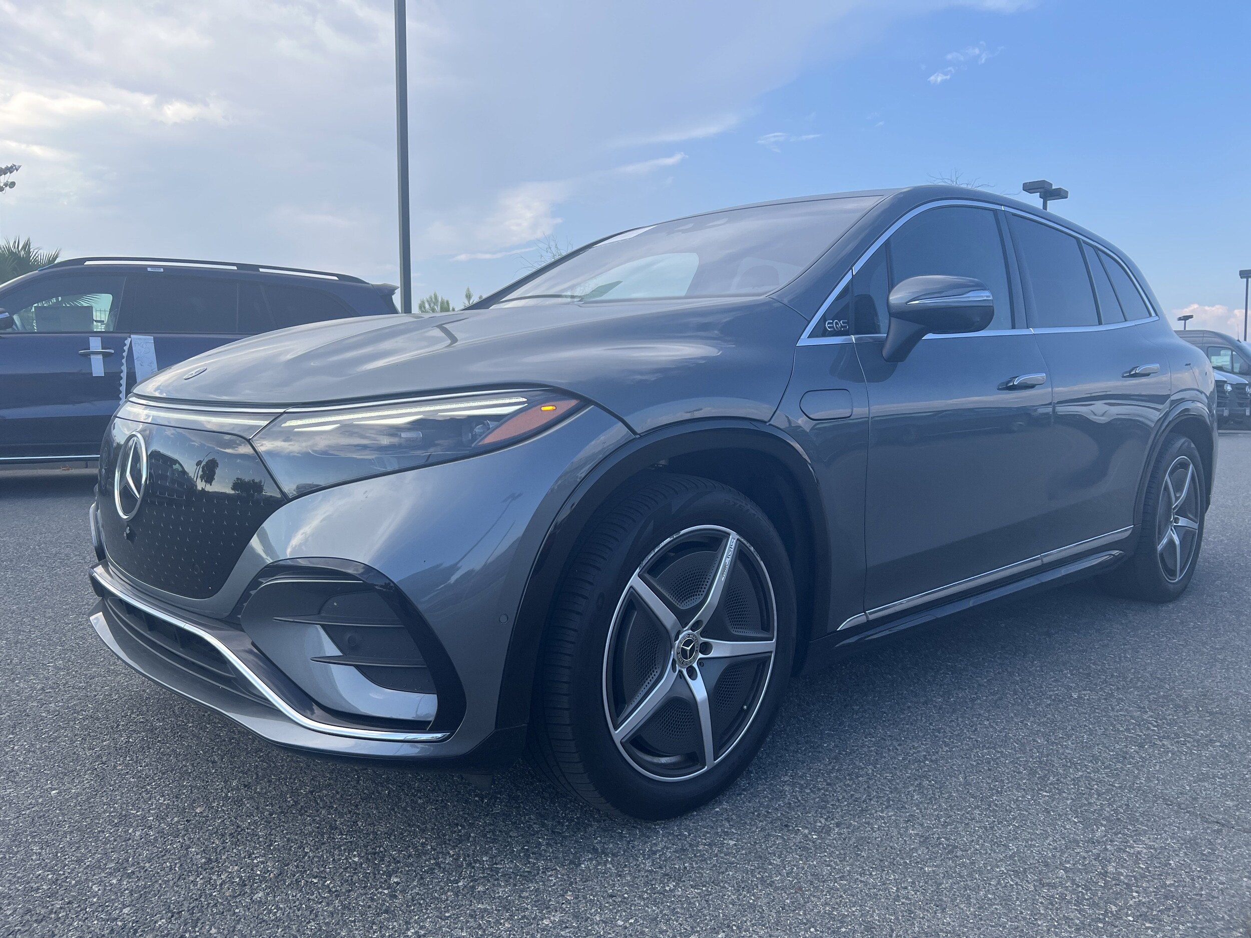2023 Mercedes Benz EQS SUV 580 4MATIC photo 2