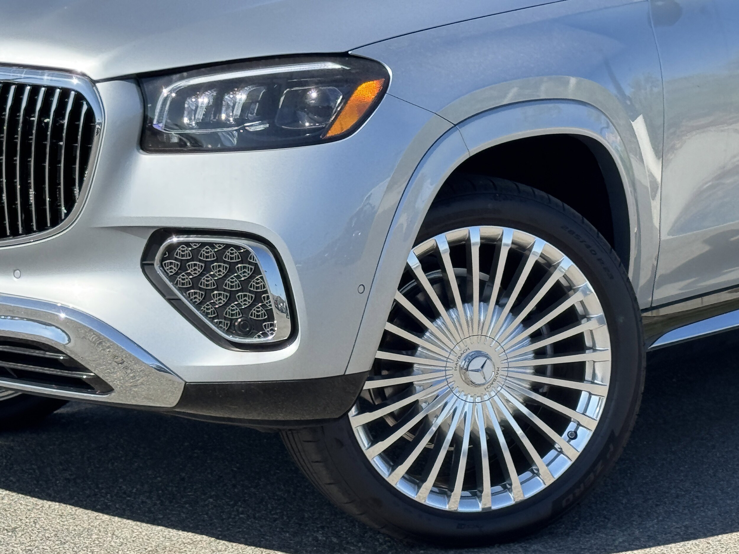 2025 Mercedes Benz GLS Maybach 600 4MATIC photo 4