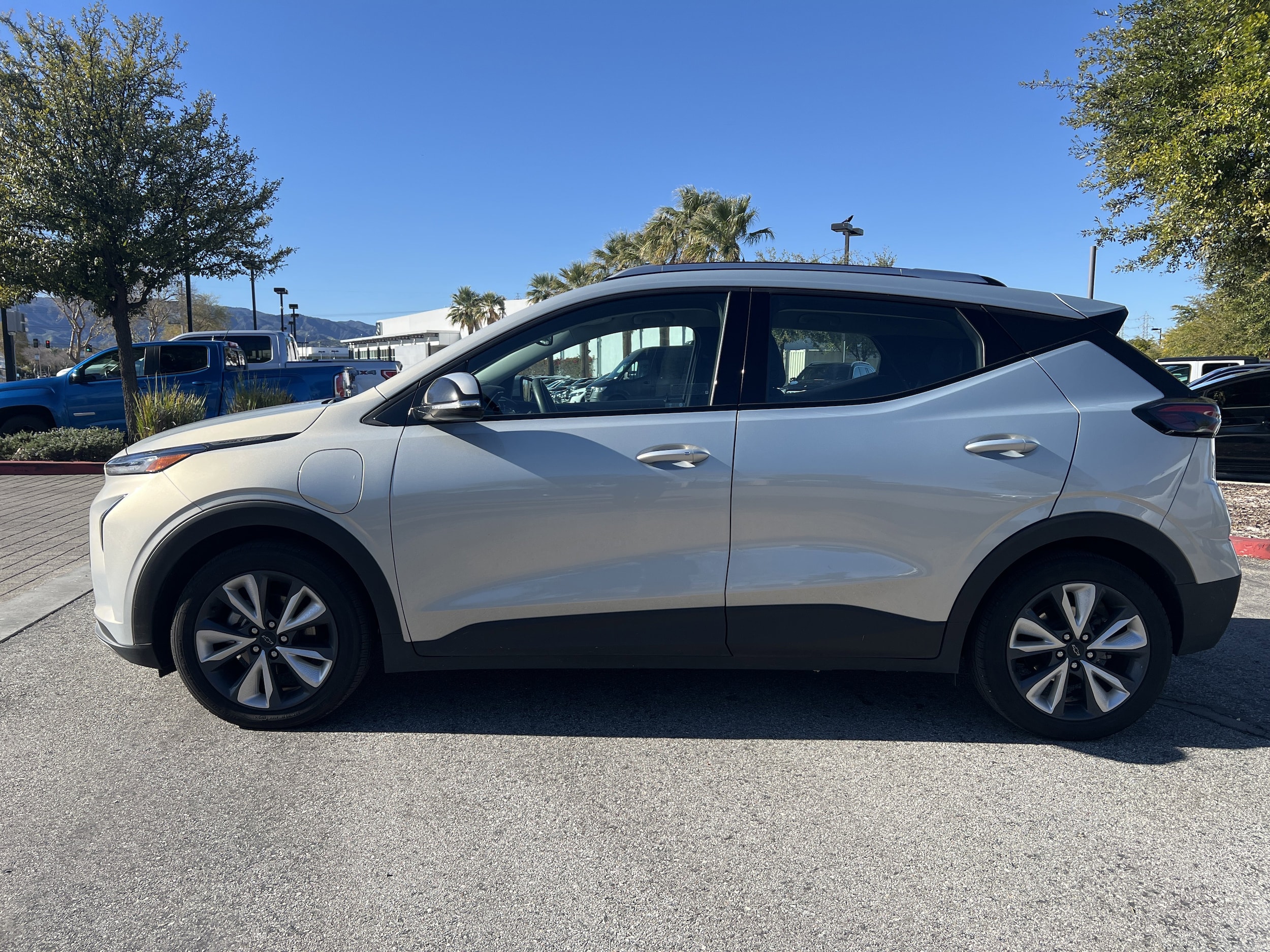 Used 2022 Chevrolet Bolt EUV LT with VIN 1G1FY6S06N4123877 for sale in Santa Clarita, CA