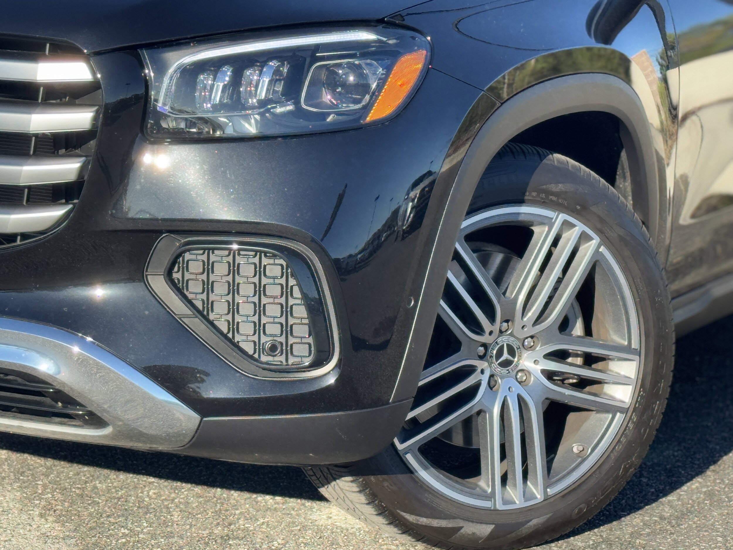 2025 Mercedes Benz GLS 450 photo 2