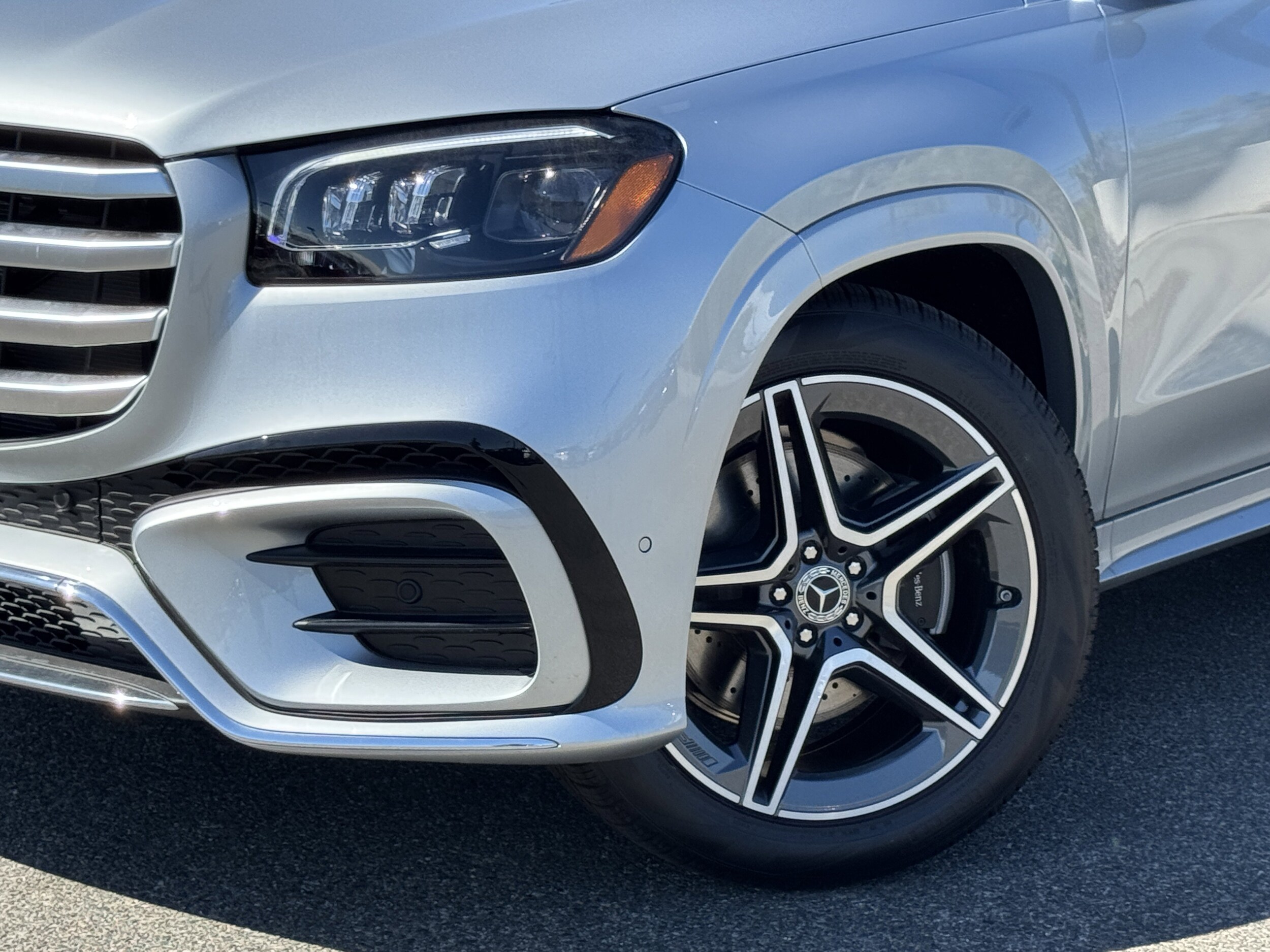 2025 Mercedes Benz GLS 450 4MATIC photo 4