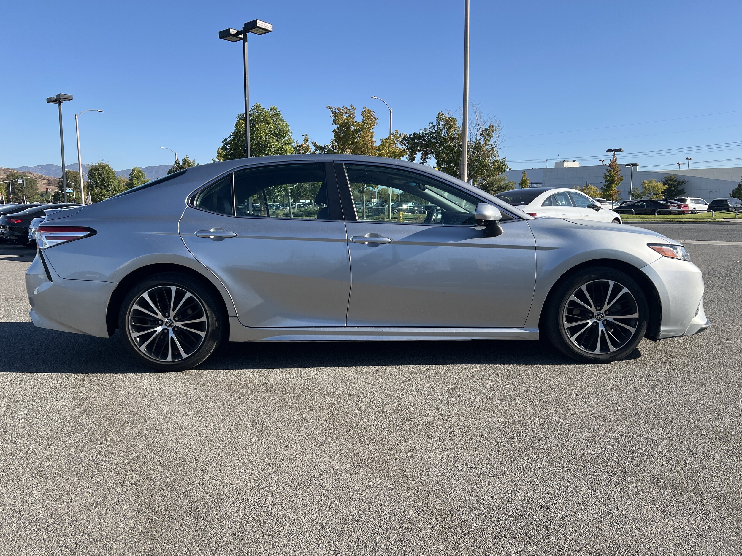 2020 Toyota Camry SE photo 4