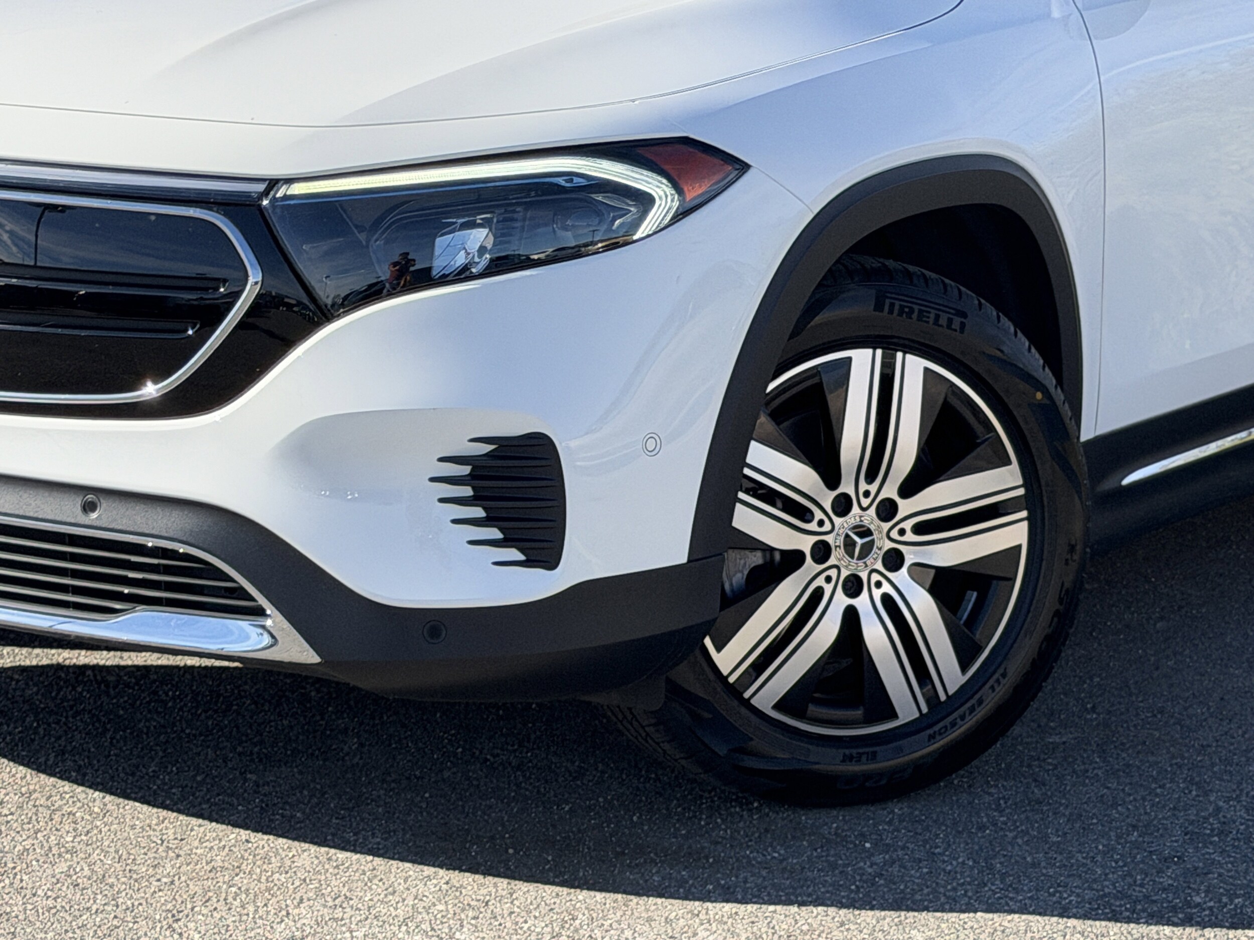 2023 Mercedes Benz EQB 300 4MATIC photo 4