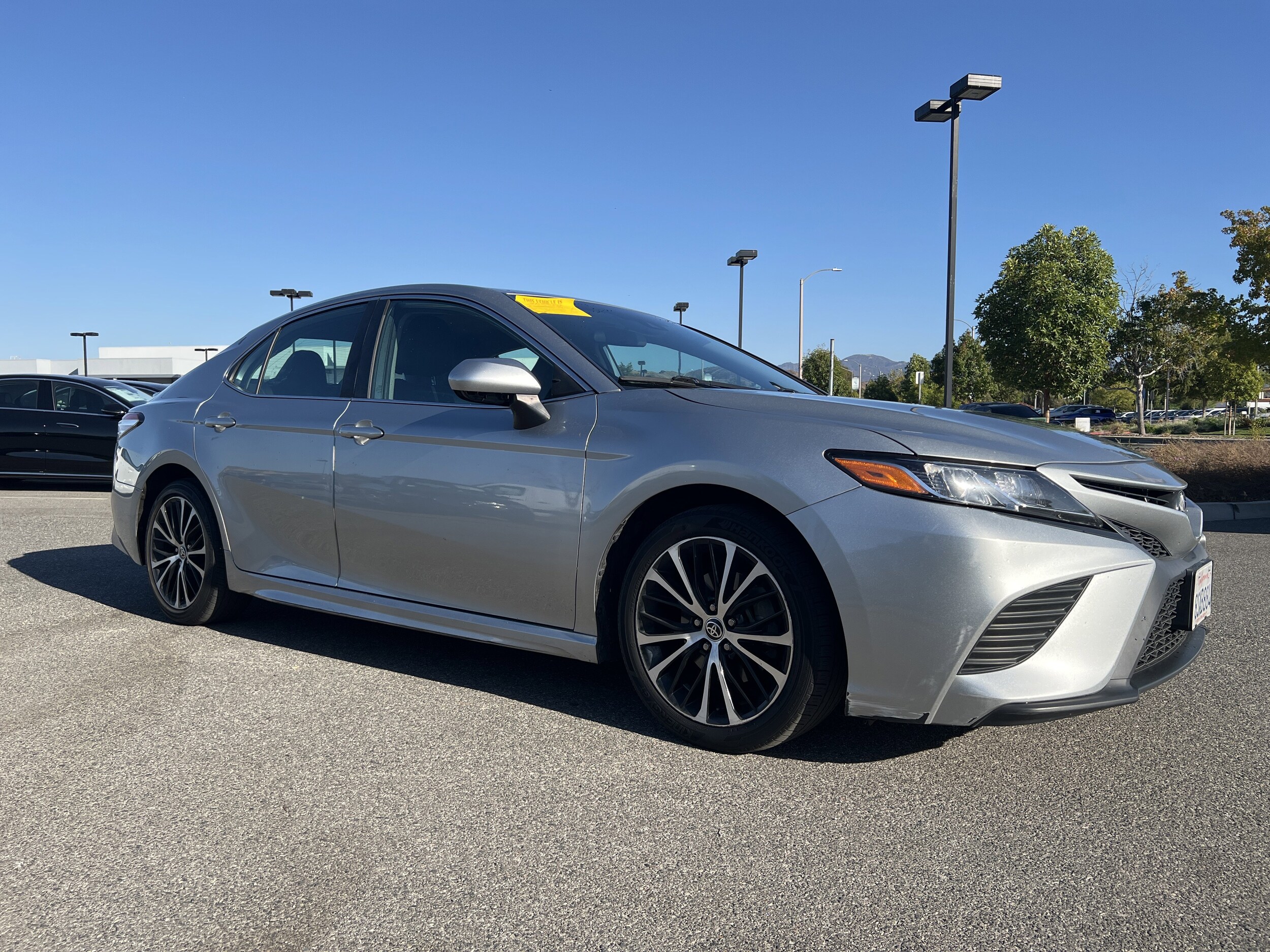 2020 Toyota Camry SE photo 3