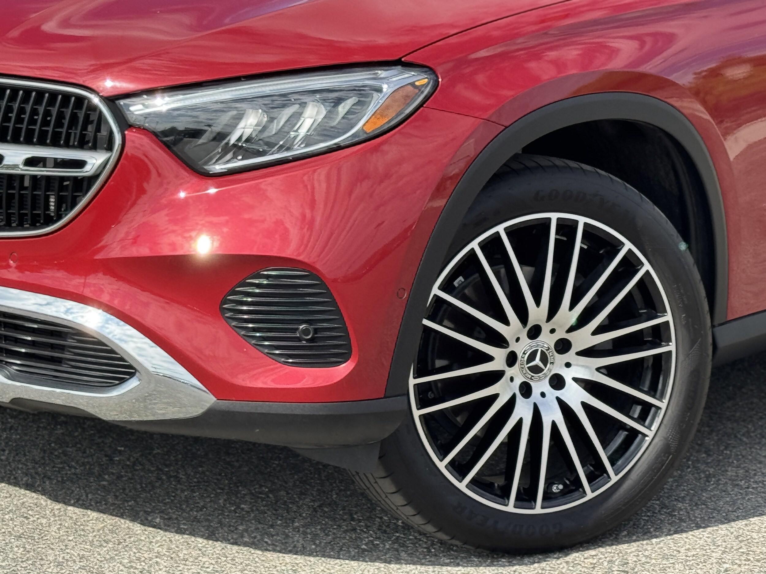 2025 Mercedes Benz GLC 300 4MATIC photo 4