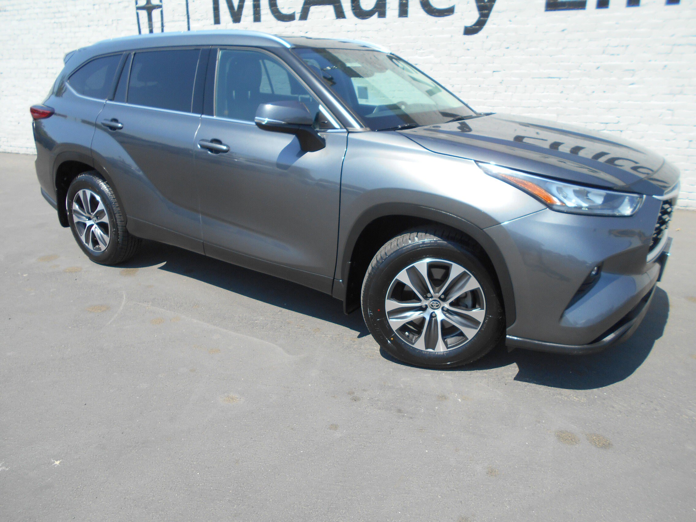 2020 Toyota Highlander XLE photo 2