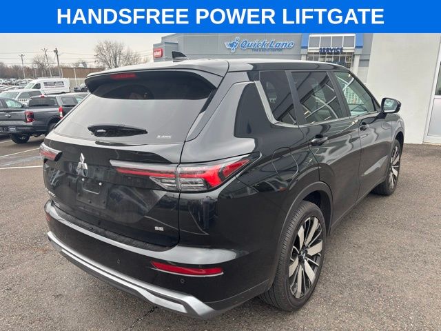 2025 Mitsubishi Outlander SE photo 3
