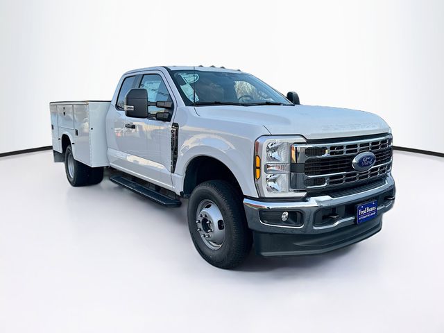 2025 Ford F-350 Super Duty Chassis Cab XL's photo