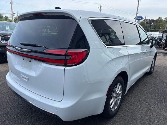2024 Chrysler Pacifica Touring L photo 4