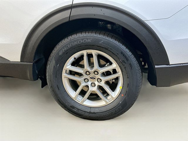 2026 Ford Explorer photo 4