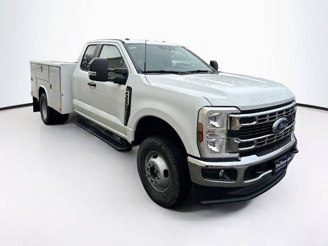 2026 Ford F-350 Super Duty Chassis Cab XL's photo