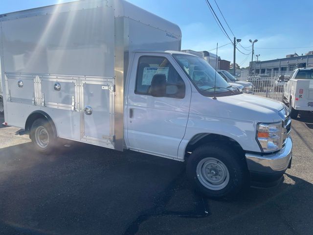 2026 Ford E-350 Base photo 2