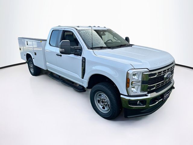 2025 Ford F-350 Super Duty Chassis Cab XL's photo