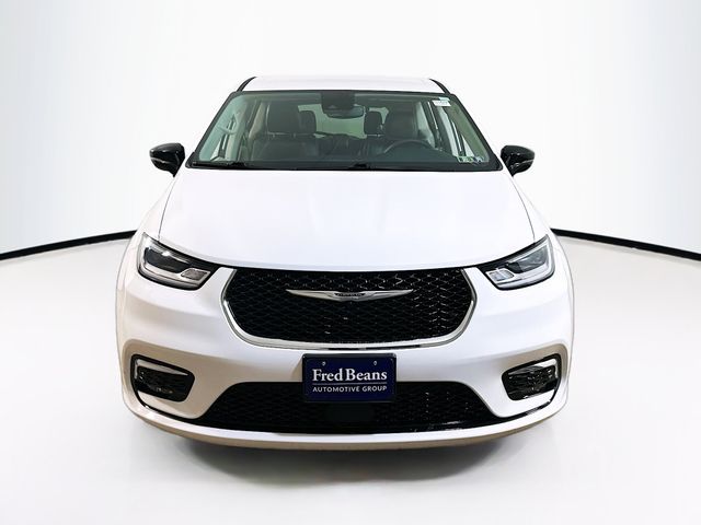 2024 Chrysler Pacifica Touring L photo 2