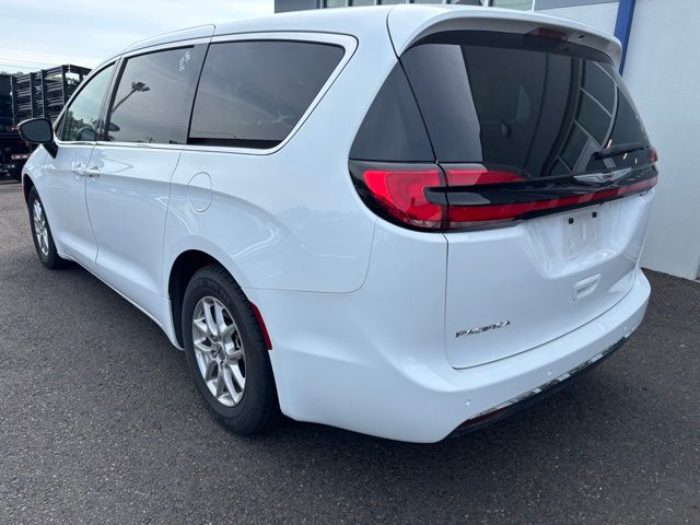2024 Chrysler Pacifica Touring L photo 3