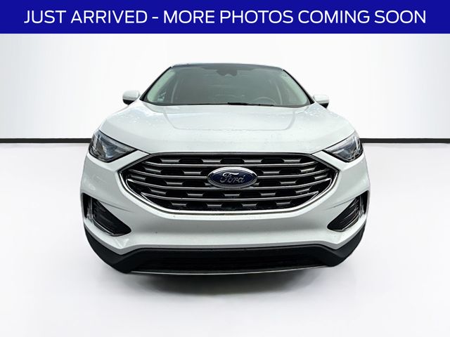 2022 Ford Edge SEL photo 2