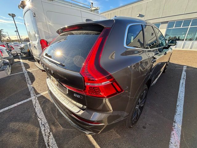 2022 Volvo XC60 B5 Inscription photo 2
