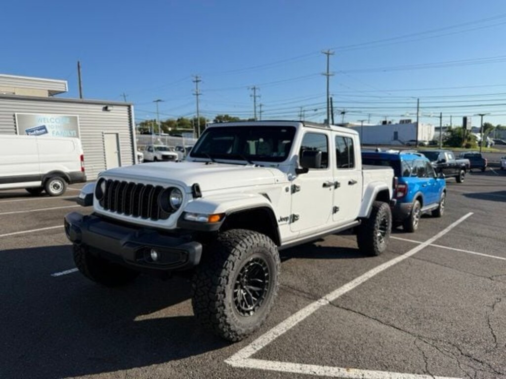 Used 2024 Jeep Gladiator Sport Truck Crew Cab