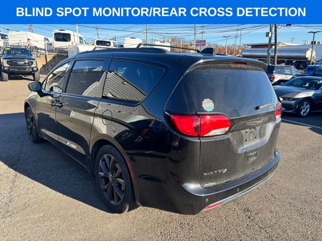 2020 Chrysler Pacifica Touring photo 3