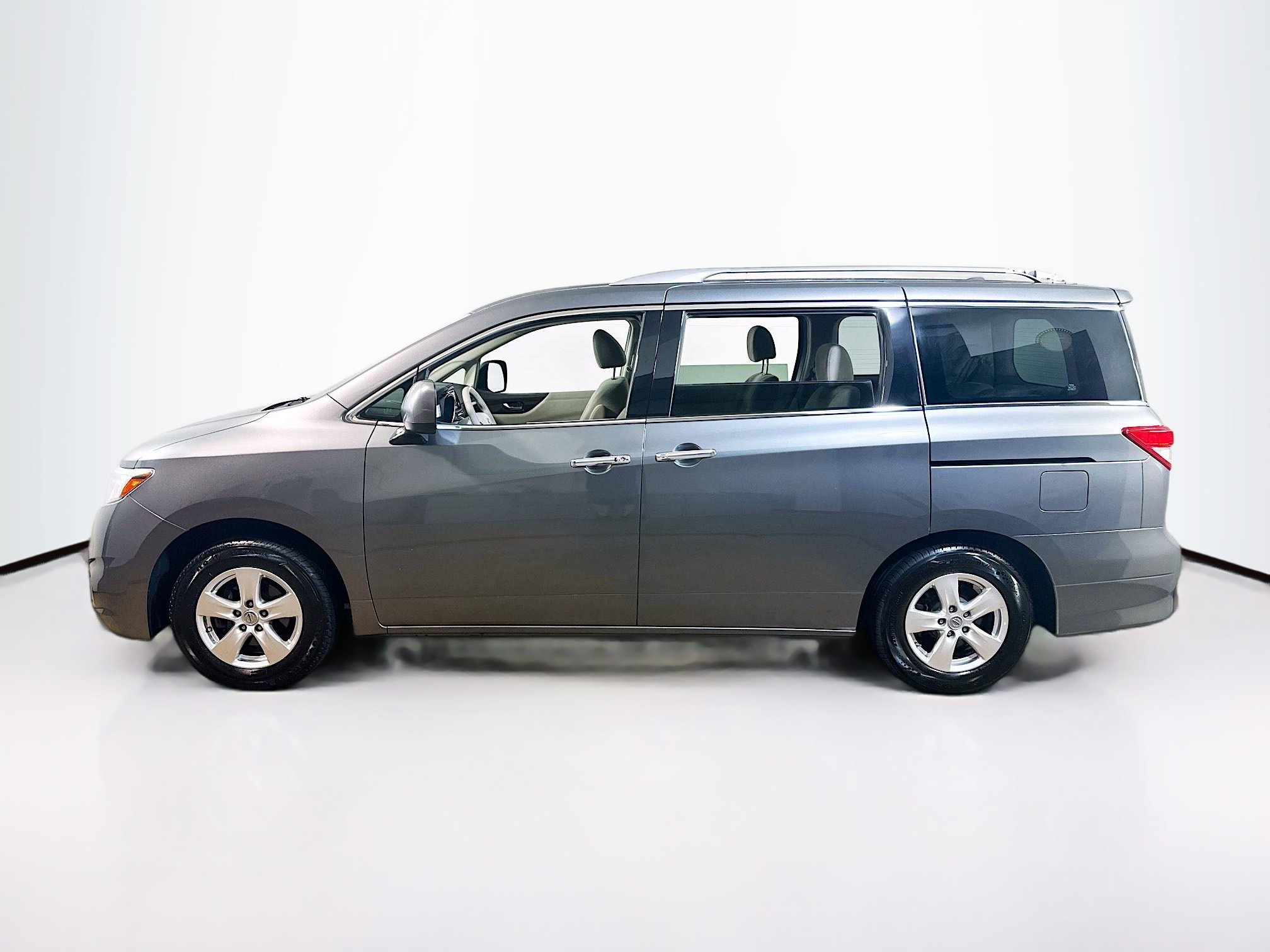 2016 Nissan Quest SV photo 4