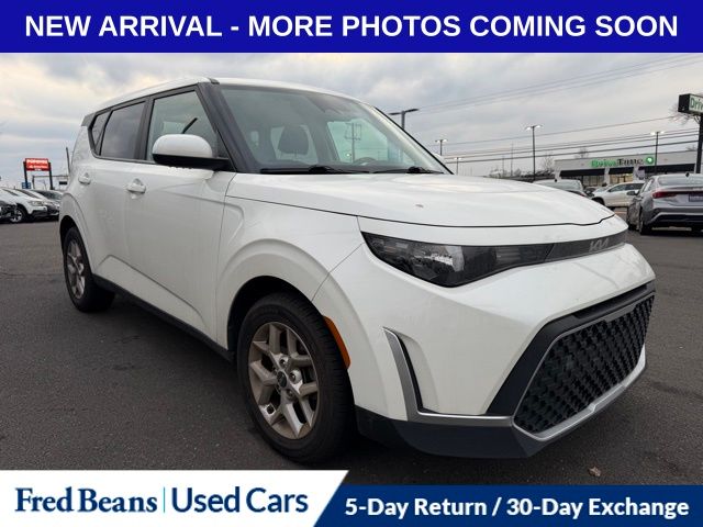 2023 Kia Soul LX's photo