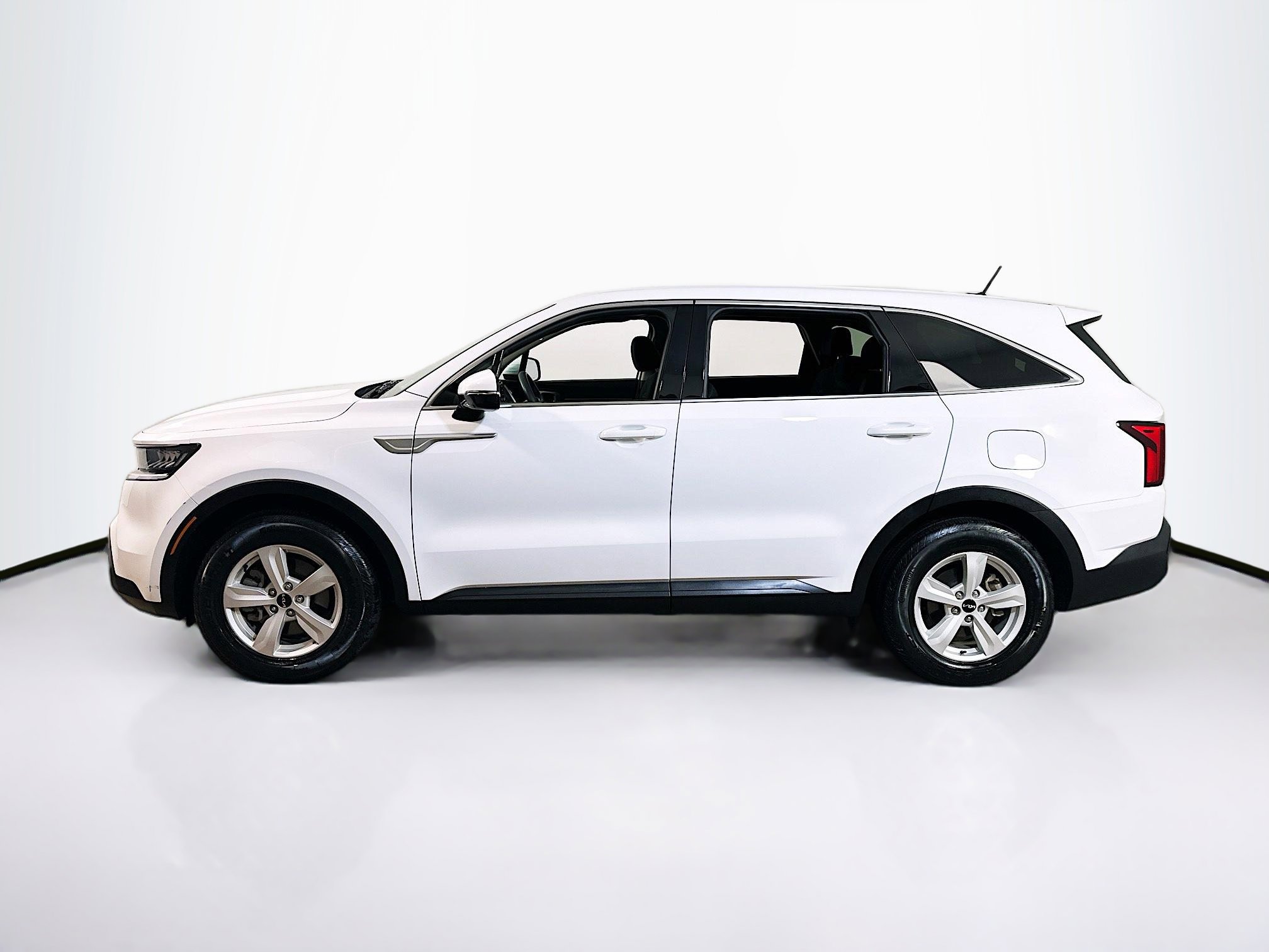 2022 Kia Sorento LX photo 2