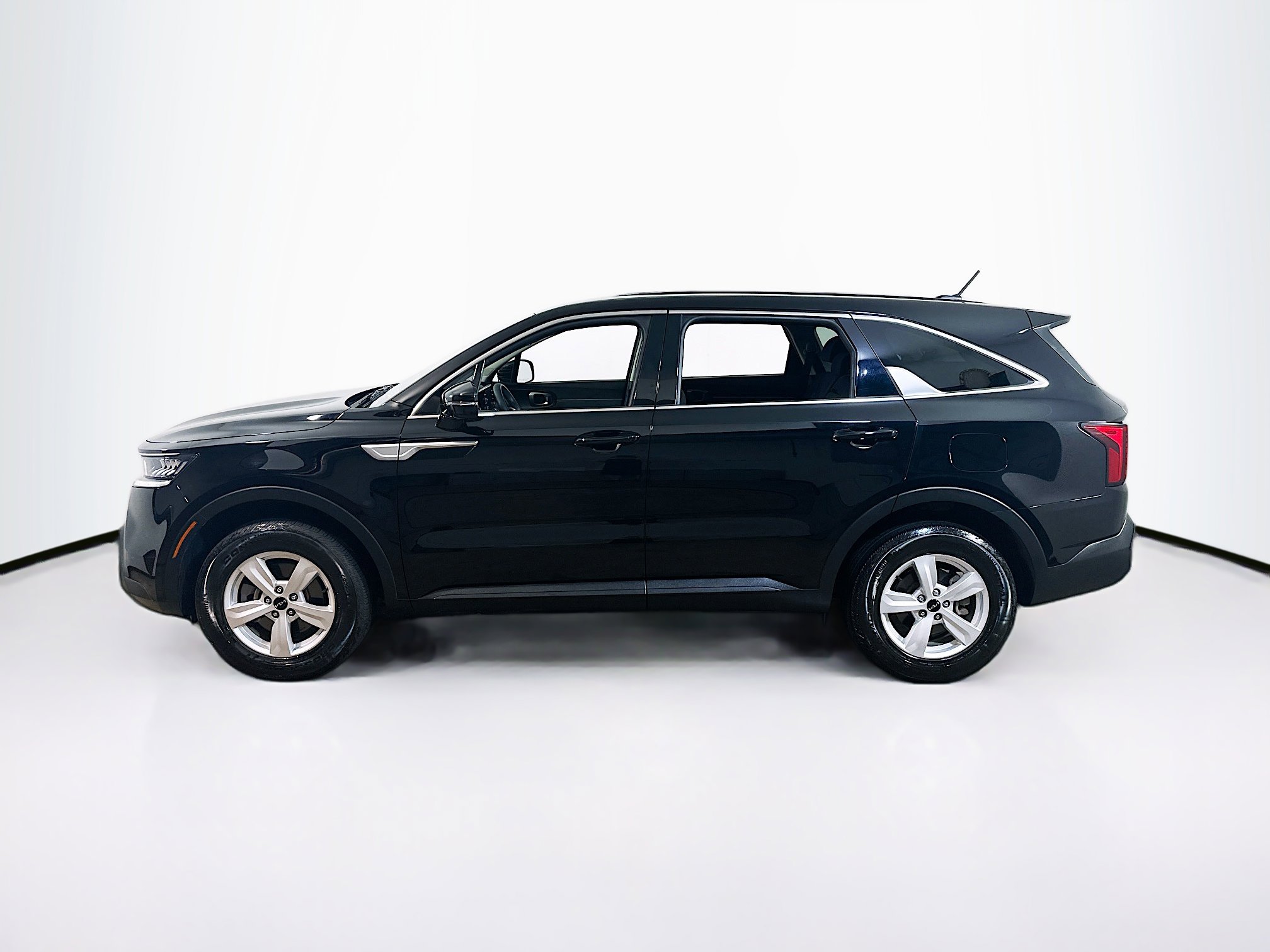 2022 Kia Sorento LX photo 2