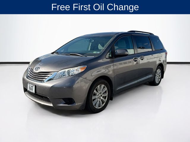 2017 Toyota Sienna LE photo 3