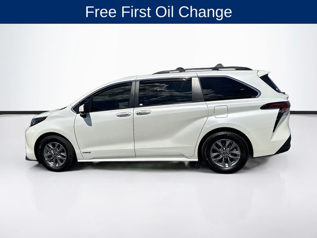 2021 Toyota Sienna XLE photo 3