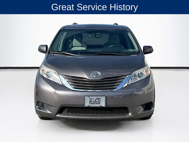 2017 Toyota Sienna LE photo 2