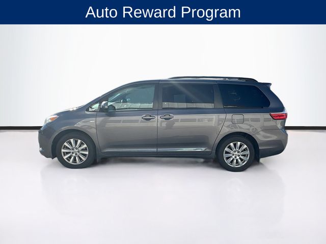2017 Toyota Sienna LE photo 4