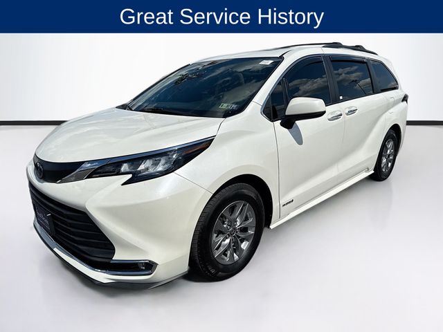 2021 Toyota Sienna XLE photo 2