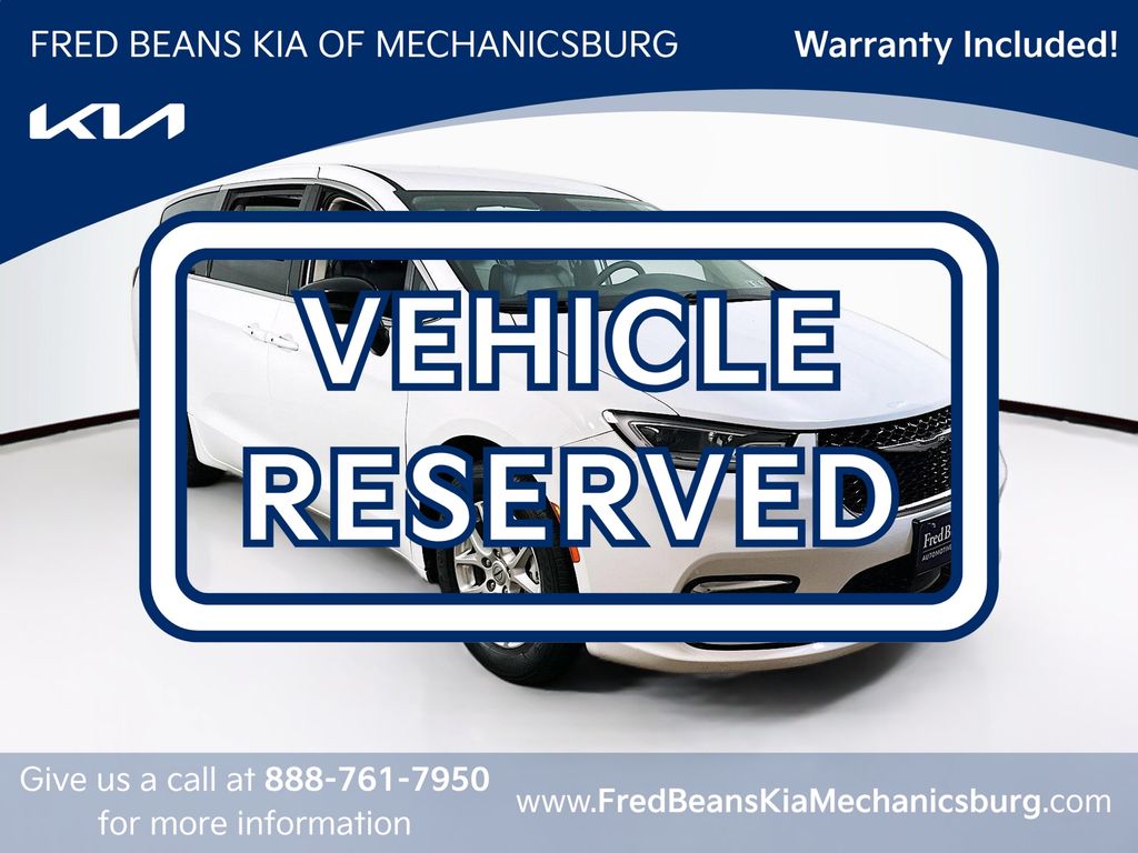 2024 Chrysler Pacifica Touring L's photo