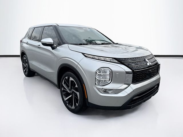 2022 Mitsubishi Outlander ES's photo