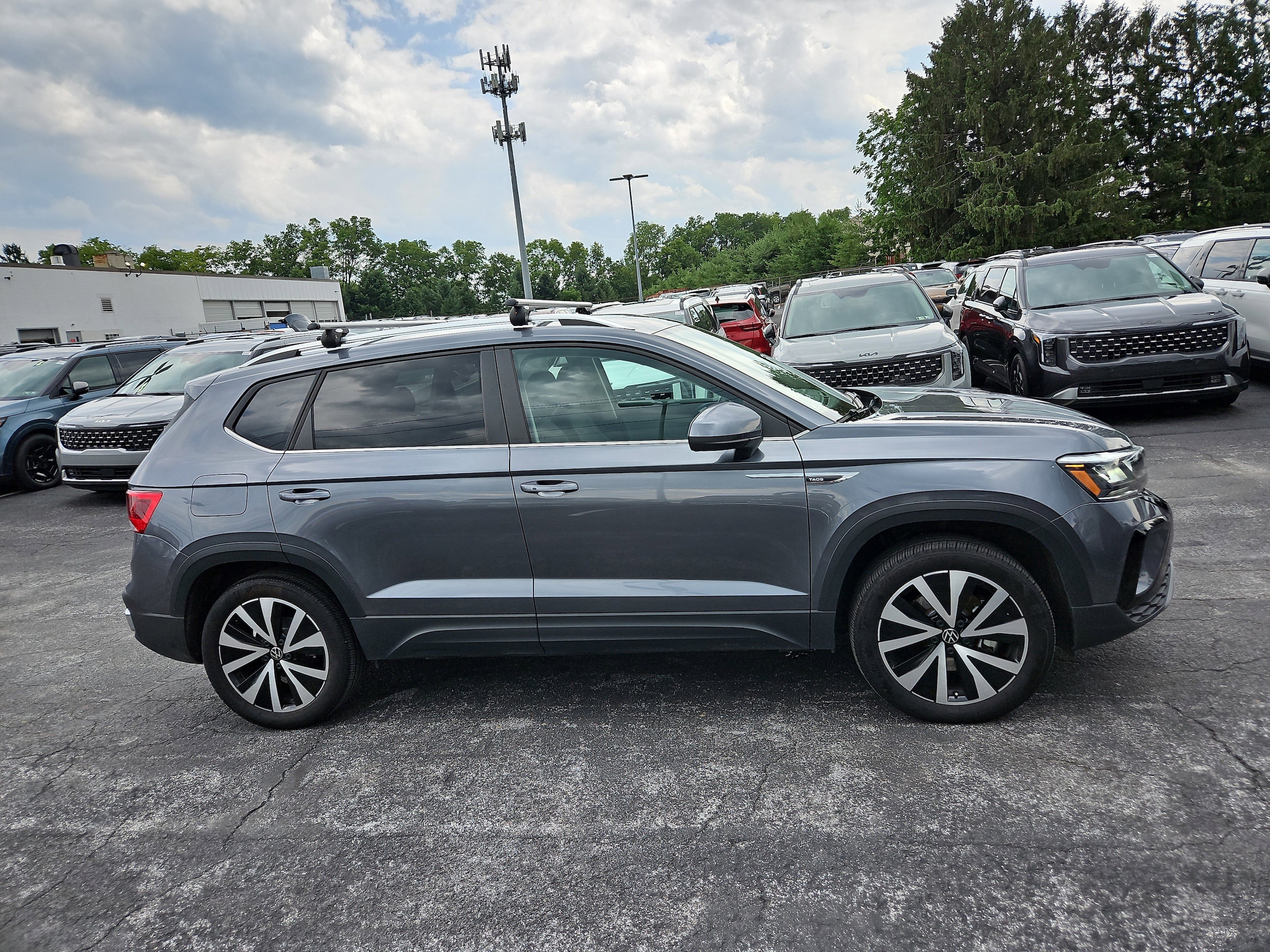 Used 2022 Volkswagen Taos SE with VIN 3VVWX7B2XNM063383 for sale in Mechanicsburg, PA