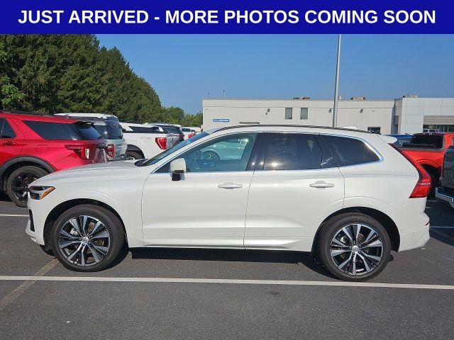 2022 Volvo XC60 B5 Momentum photo 2