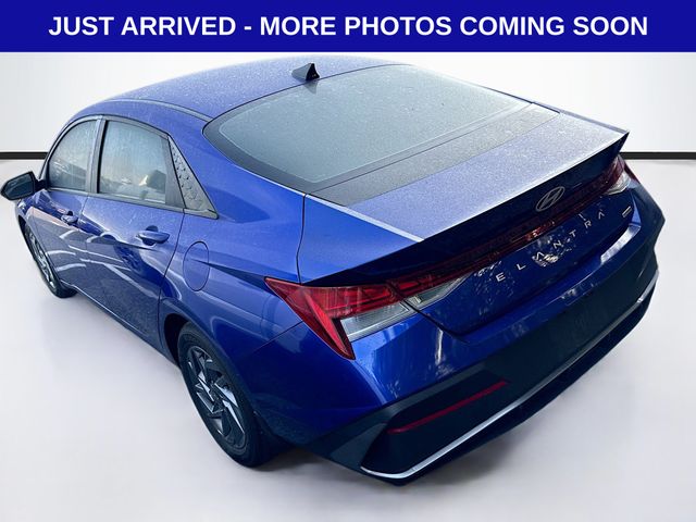 2024 Hyundai Elantra Hybrid Blue photo 4