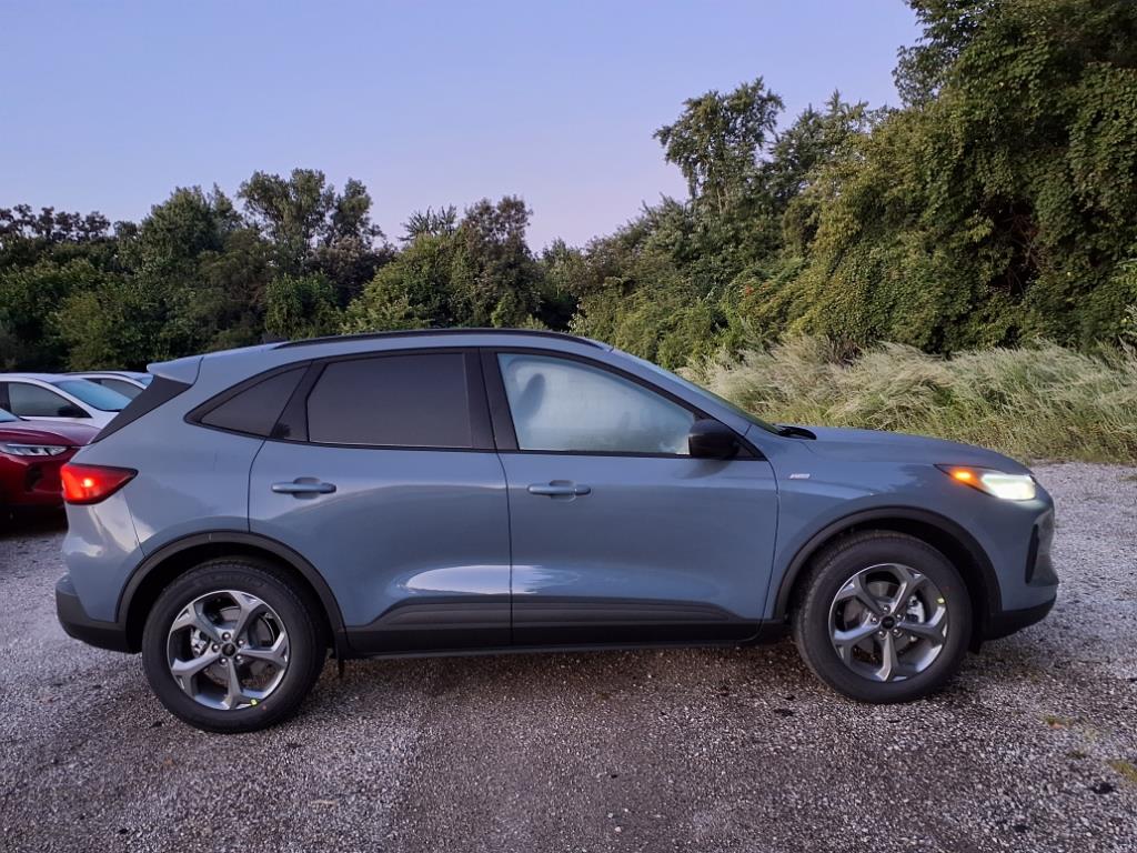 2025 Ford Escape ST-Line photo 2