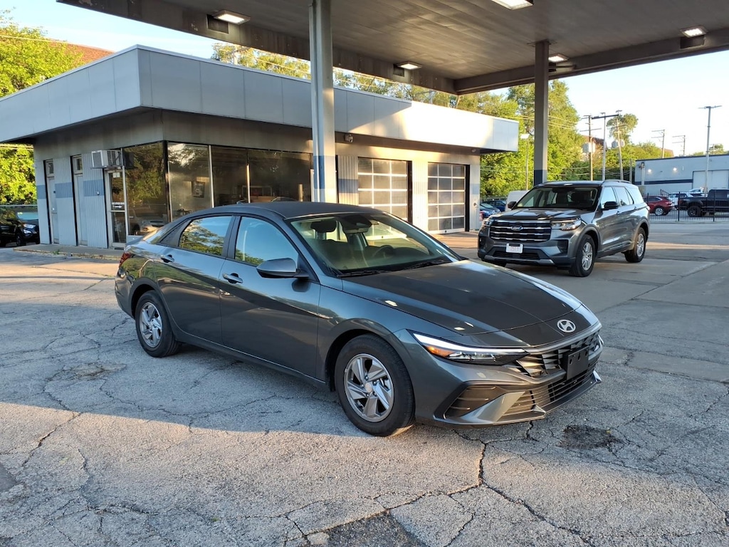 Used 2025 Hyundai Elantra SE Sedan