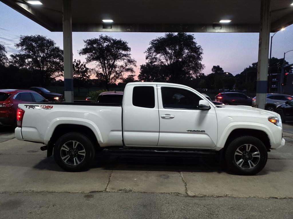 Used 2017 Toyota Tacoma TRD Sport with VIN 5TFSZ5AN4HX102927 for sale in Chicago, IL