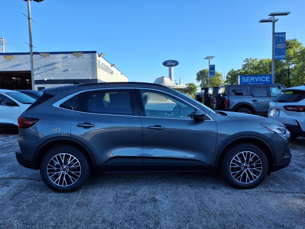 2025 Ford Escape photo 2