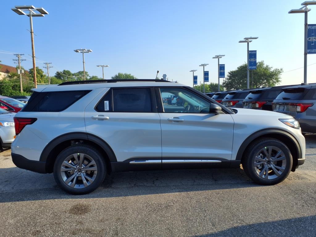2025 Ford Explorer photo 2
