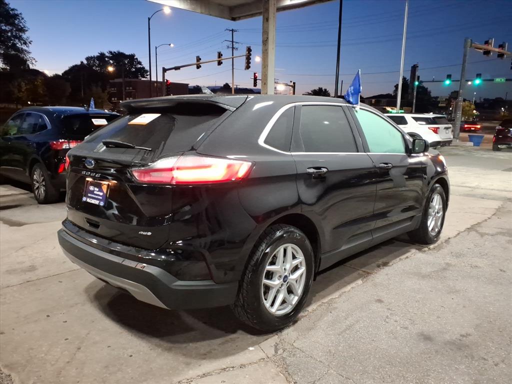 2022 Ford Edge SEL photo 2