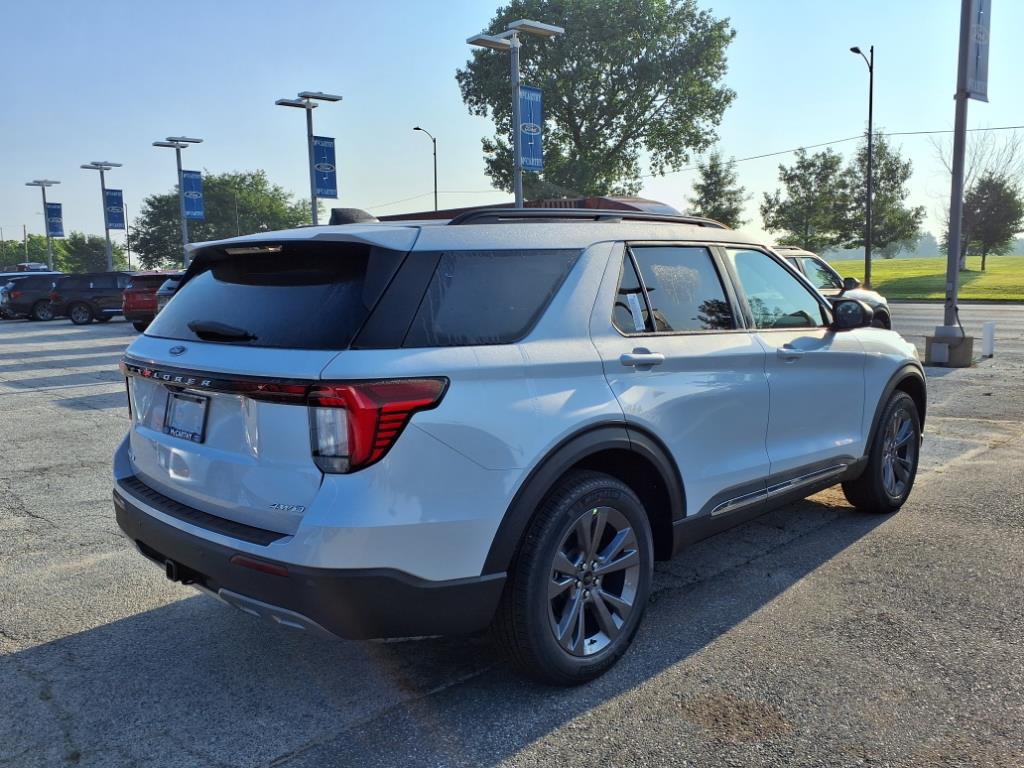 2025 Ford Explorer photo 3