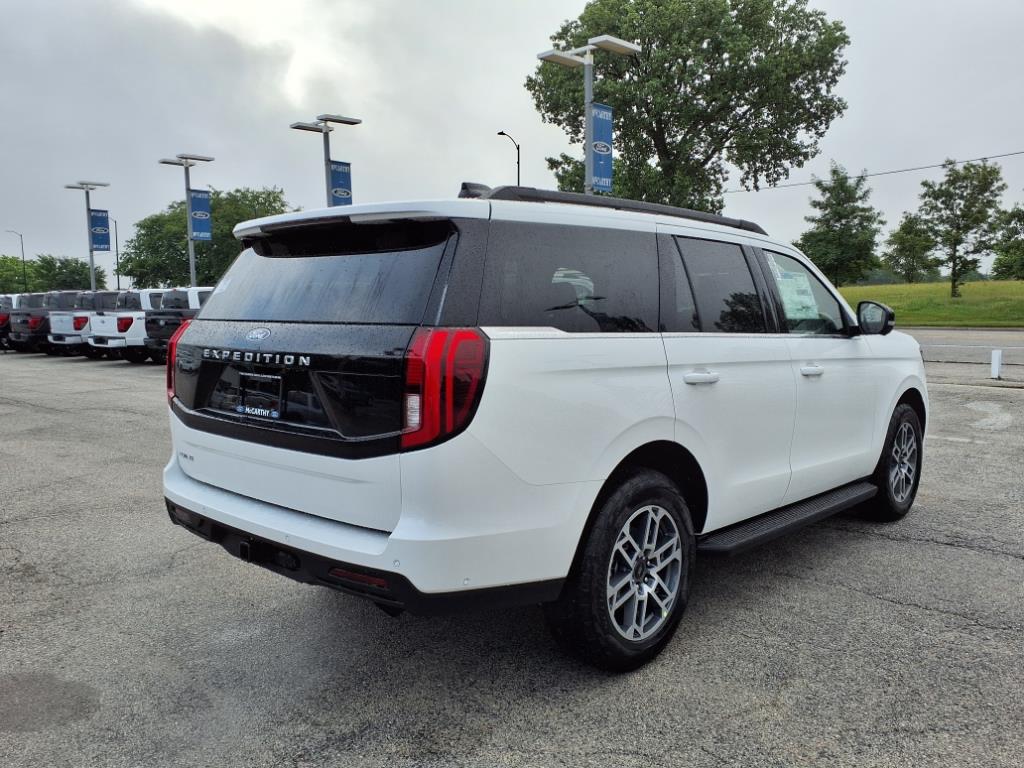 2025 Ford Expedition photo 2