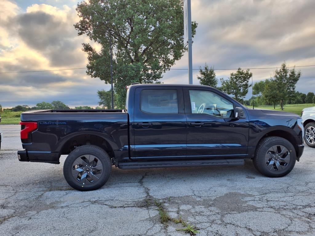 2025 Ford F-150 Lightning photo 2