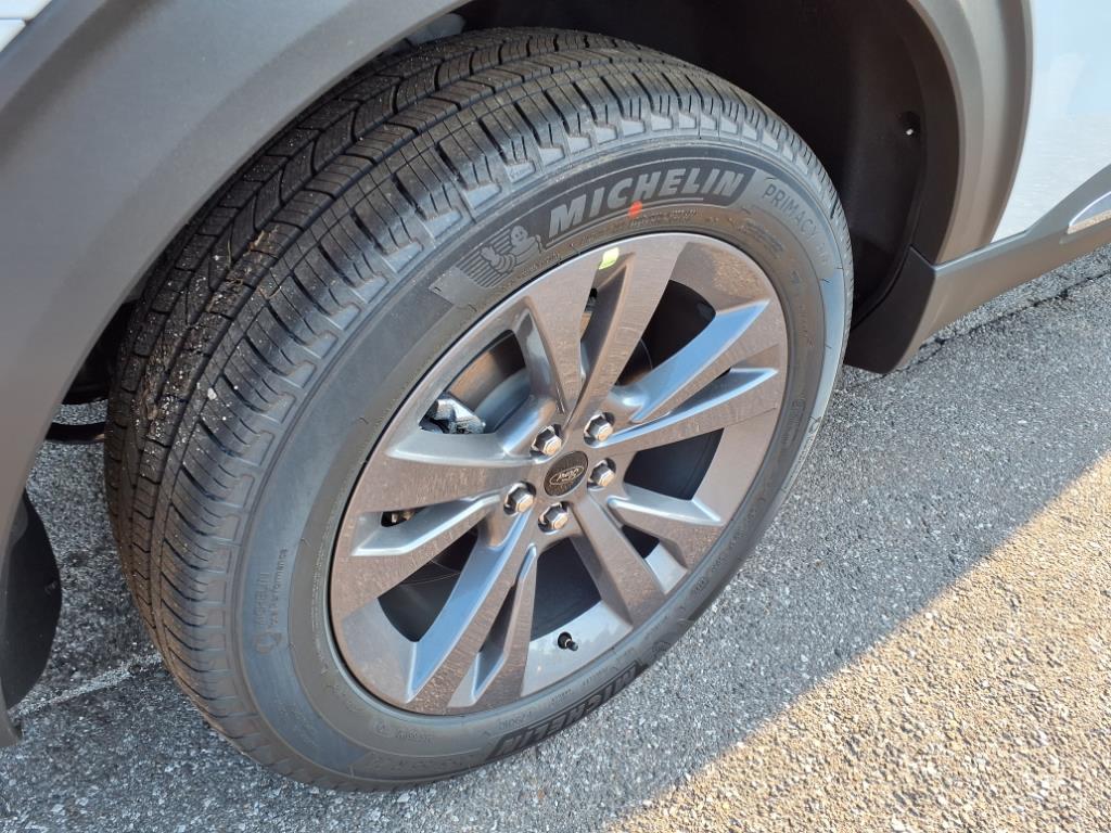 2025 Ford Explorer photo 4