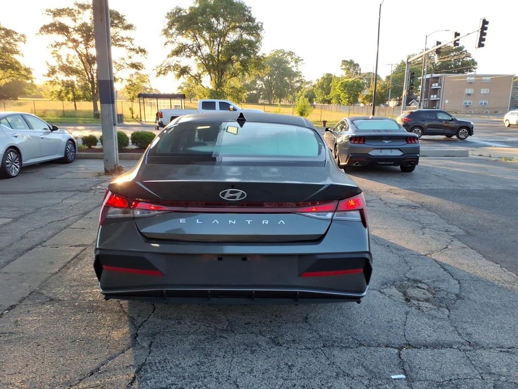 Used 2025 Hyundai Elantra SE Sedan