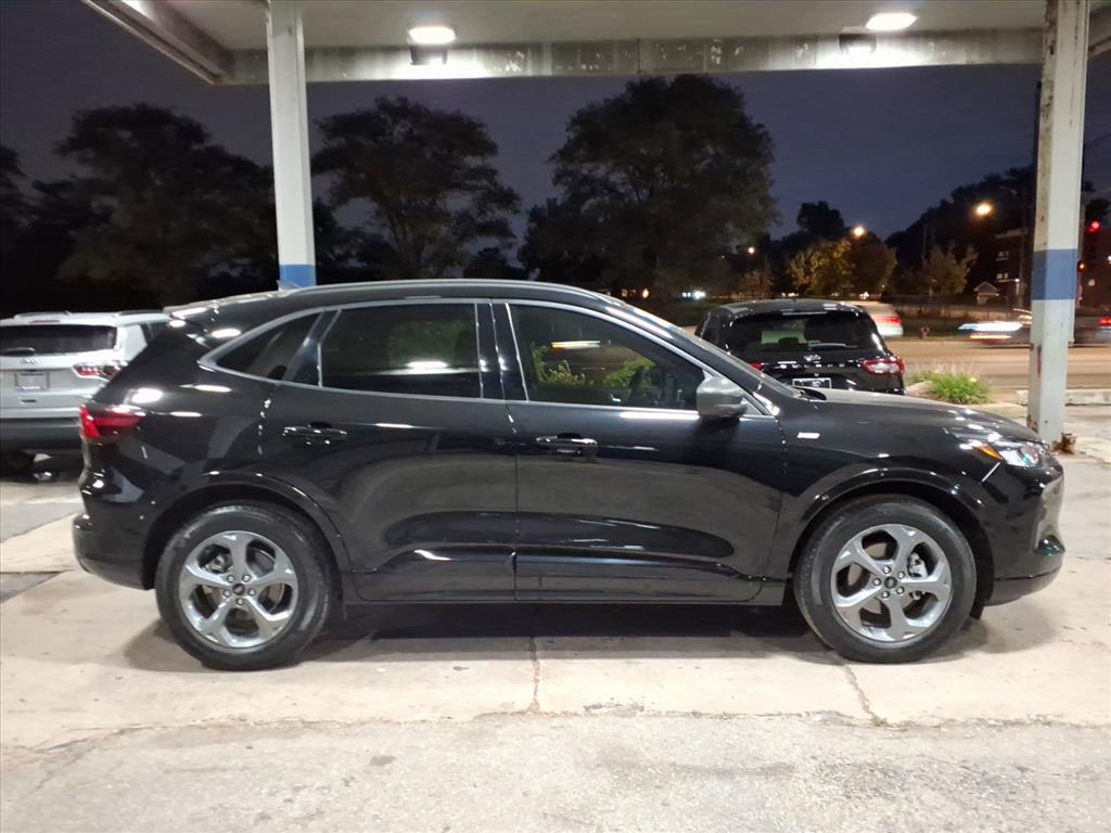 2023 Ford Escape ST-Line photo 2